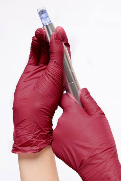 Bild Hände in Einmalhandschuh mit Permanent-Make-Up Stift